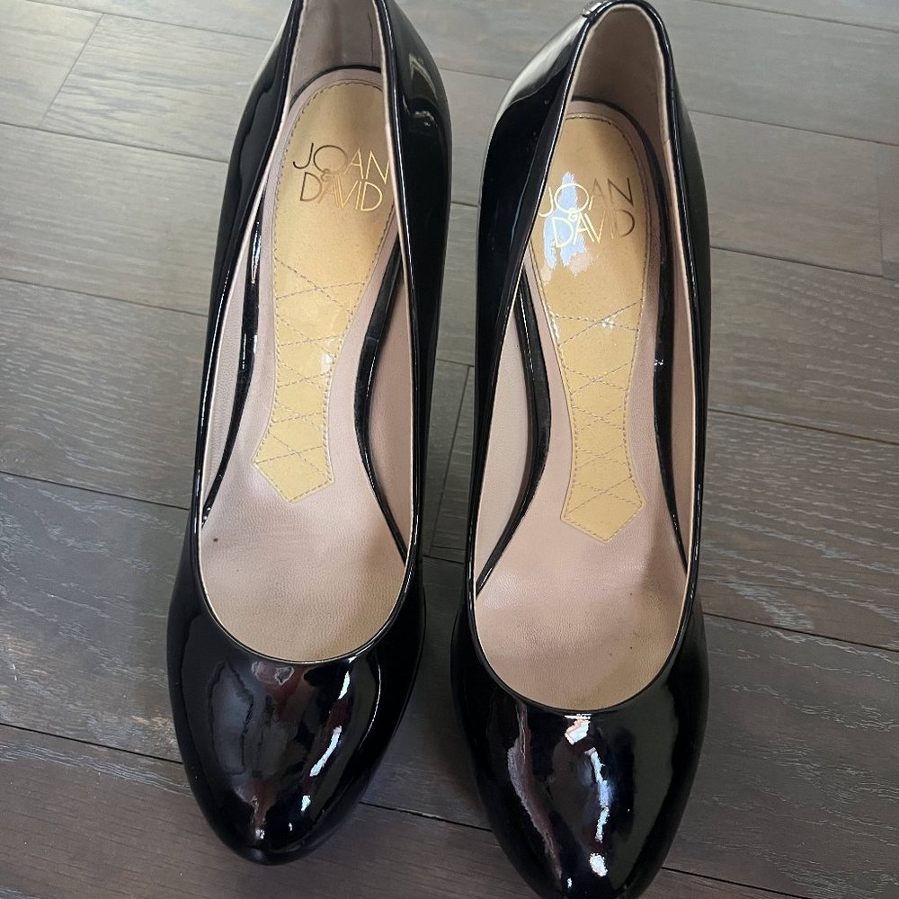 Joan & David Classic Black Patent Pumps (Size 6.5)